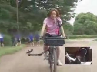 Giapponese studentessa masturbato mentre cavalcare un specially modificata x nominale video bike!