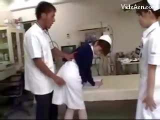 Infirmière obtention son chatte frotté par docteur et 2 infirmières à la surgery