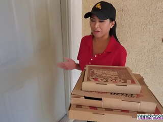 Chim giẻ cùi romero và rion vua muốn một số bánh pizza và ember tuyết delivered nó tươi và tuyệt vời với một thêm có ba người service&period;