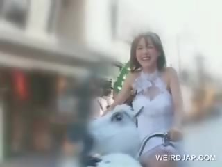 亚洲人 青少年 娃娃 越来越 的阴户 湿 而 骑术 该 bike