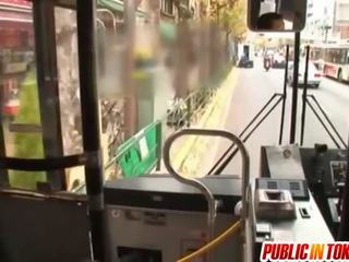 Saki ka për t'u dukur shag në autobuz udhëtim