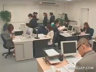 Appealing asiática escritório diva fica sexualmente teased em trabalho