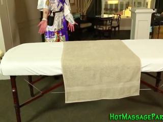 Grand asian masseuse sucks