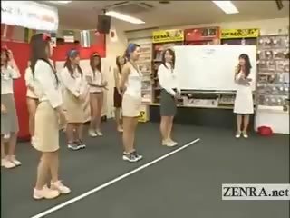Jepang karyawan bermain sebuah permainan dengan buah zakar dan stoking