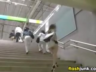Japonsko mlada ženska nag v javno na a subway