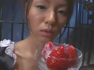 Miellyttävä aasialaiset teinit tehty syö strawberries kanssa siittiöiden kansi