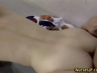 Japanska asiatiskapojke sjuksköterska fan och cumsprut