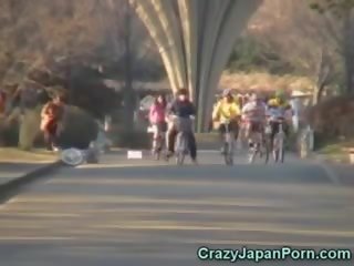 Šolarka brizg na a bike v javno!