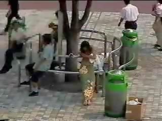 Changing en la calle - japonesa señora en público parte uno