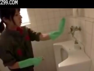 Mosaic: očarujúce cleaner dáva geek fajčenie v lavatory 01
