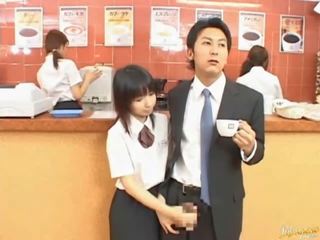 18-year-old japonské kámoš má the energie cez jeho najlepšie friend`s mama 