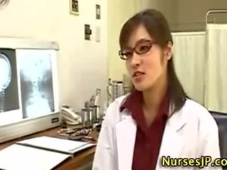 Азиатки жена доктор ръчна работа