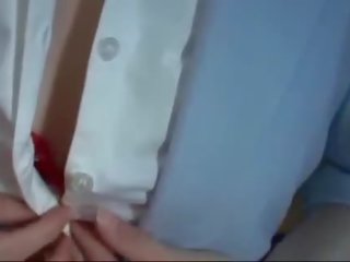 Kantoor lassie op haar knieën geven pijpen voor haar baas sperma naar mond slikken op de vloer in de kantoor