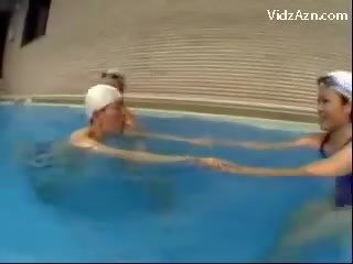 Štíhle kámoš v plávanie viečko získavanie bozk na život manhood jerked podľa 3 holky výprask kundičky blízkosti the plávanie bazén