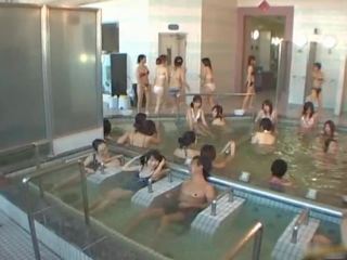 Asia alat kemaluan wanita adalah pekerjaan buruk dan mandi di dalam tthis chab spa