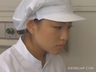 Jepang nurses giving digawe nggo tangan to patients