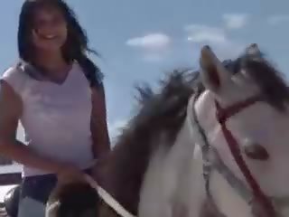 चिक से थाईलैंड राइडिंग एक घोडा