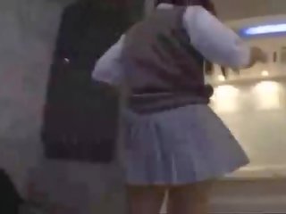 Sotva nevinný dospívající japonská školní paní show ji těsný kalhoty !