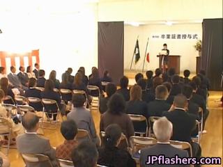 Japoneze perëndeshë gjatë graduation